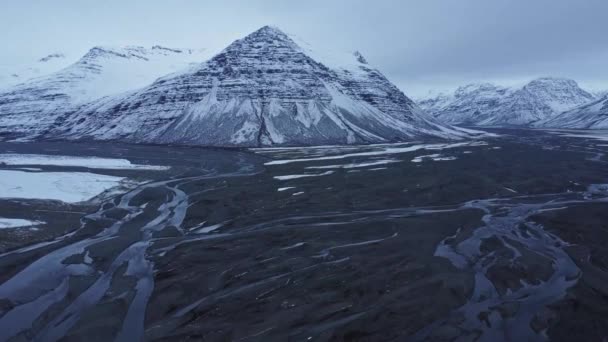 冰岛寒冷冬日在雪山山脉附近山谷中的河口景观 — 图库视频影像