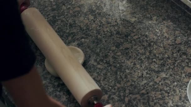 Обрезанный Анонимный Человек Использующий Скалку Растянуть Свежее Тесто Мраморном Столе — стоковое видео