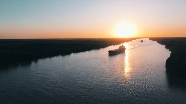Fra Oven Fragtskib Krydser Parana Floden Argentina Solnedgangstiden – Stock-video