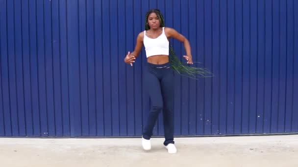 Full Body Cool Afro Amerikaanse Vrouw Denim Witte Top Met — Stockvideo