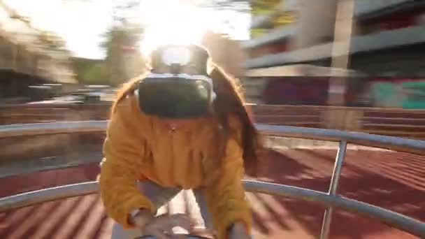 Femme Gaie Dans Aire Jeux Sur Toupie Gyroscopique Utilisant Des — Video