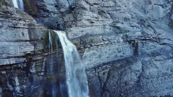 Живописный Вид Беспилотника Живописный Водопад Протекающий Через Массивную Скальную Скалу — стоковое видео