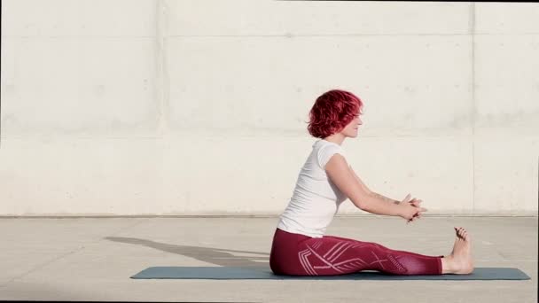 Vrouw Stretching Lichaam Zittende Voorwaartse Buiging Positie — Stockvideo