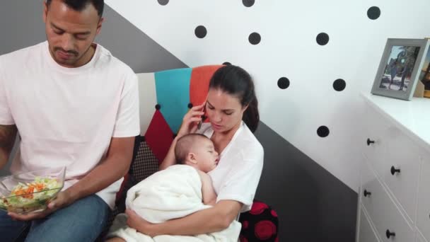 Lykkelig Ung Familie Med Lille Baby Lænestol – Stock-video