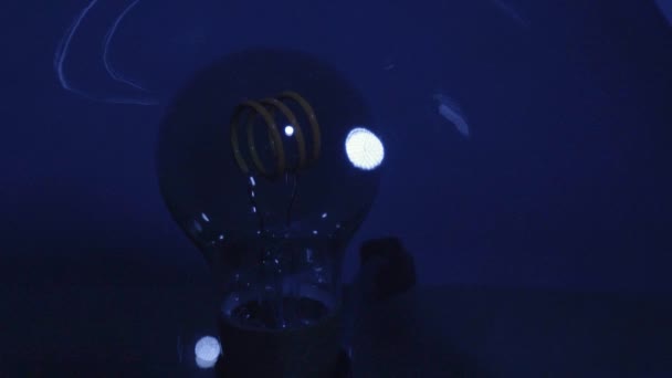 Lámpara Mesa Creativa Con Cúpula Vidrio Oscuro Habitación Azul Por — Vídeos de Stock