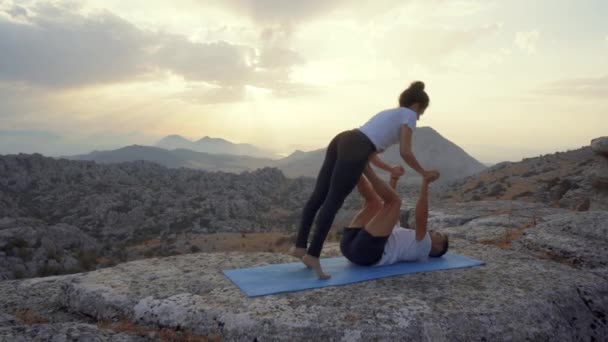 Ganzkörper Seitenansicht Fokussierter Männer Und Frauen Die Akro Yoga Praktizieren — Stockvideo