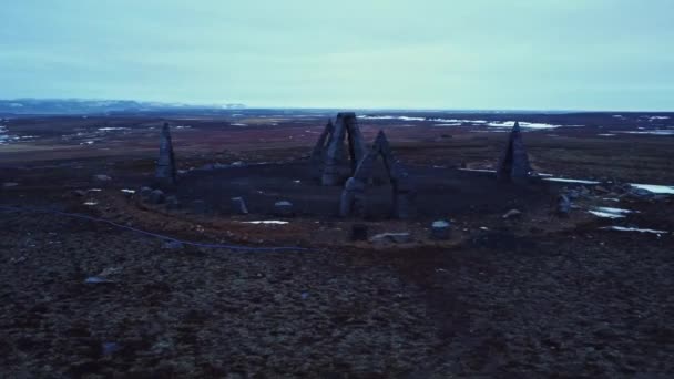 Drone Vista Del Famoso Monumento Arctic Henge Situado Llanura Congelada — Vídeos de Stock