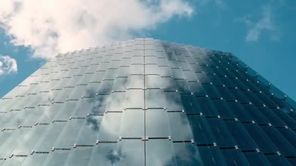 Von Unten Moderner Wolkenkratzer Mit Grauen Geometrischen Wänden Vor Blauem — Stockvideo