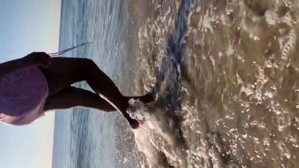 Irriconoscibile Passeggiata Femminile Sulla Spiaggia Nella Giornata Sole — Video Stock
