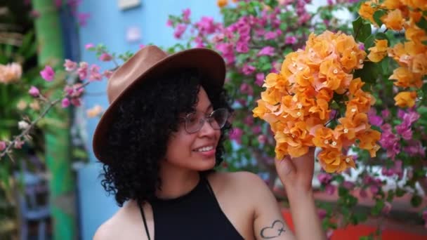 Blij Nieuwsgierig Latijns Amerikaanse Vrouw Hoed Met Krullend Haar Glimlachend — Stockvideo