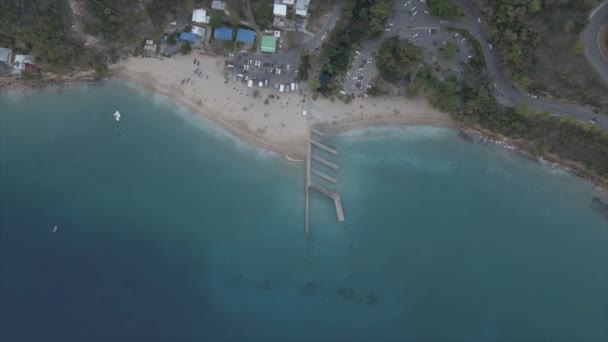 일몰에 이국적인 나라에서 파도에 해변과 부두에 관광객의 실시간 — 비디오