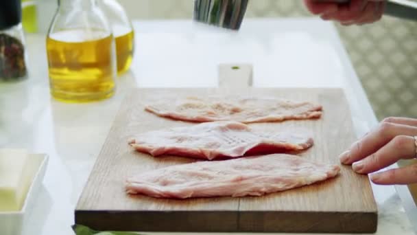 作物匿名者实时站在桌旁 在木制切菜板上准备意大利沙丁鱼片 — 图库视频影像