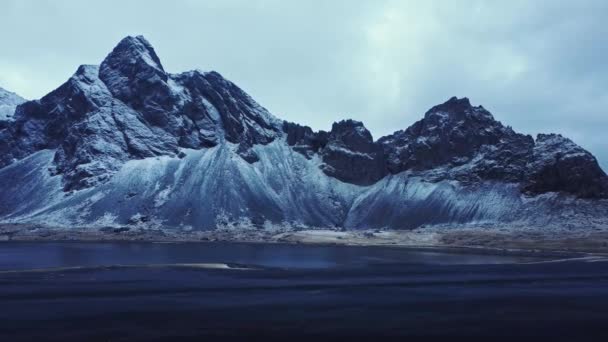 Άποψη Των Κορυφών Χιονισμένο Βουνό Κορυφογραμμή Που Βρίσκεται Κατά Συννεφιασμένο — Αρχείο Βίντεο