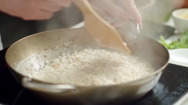Anonymer Koch Rührt Heißes Risotto Mit Holzspachtel Pfanne Während Der — Stockvideo