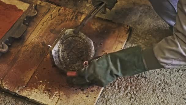 Ammattimainen Kypsä Käsityöläinen Työvaatteissa Suojakäsineissä Puhdistus Metallivalu Poistetaan Hiekkamuottiin Työskennellessään — kuvapankkivideo