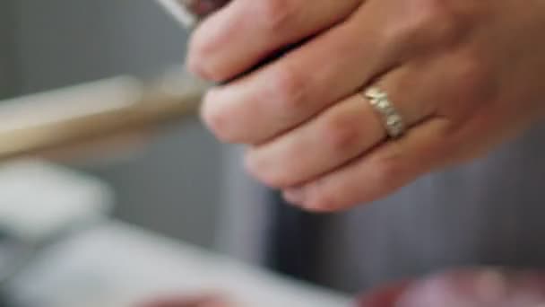 在厨房用未煮熟的牛肉磨碎胡椒玉米做肉饼的人 — 图库视频影像