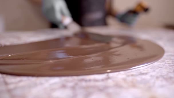 Dessus Récolte Artisan Anonyme Dans Des Gants Trempage Chocolat Avec — Video