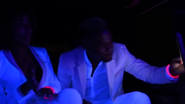Şampanyalı Siyahi Adam Kadın Gece Parti Için Lüks Limuzine Binerken — Stok video