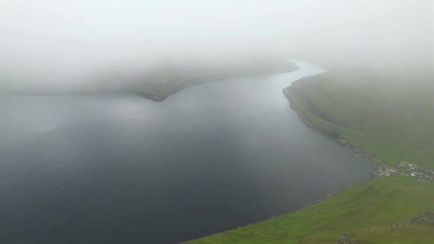 Faroe Adaları Ndaki Gri Bulutlu Sabahta Deniz Suyunun Fiyordun Yeşil — Stok video