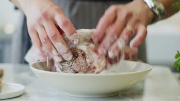 在烹调意大利传统的肉汤的同时 实时高角度的无名女性作物覆盖在面粉中的生小牛肉片 — 图库视频影像
