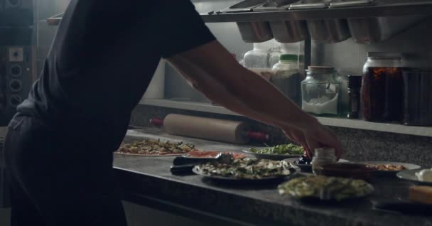 Bereidingsproces Pizza Met Diverse Groenten Marmeren Toonbank Met Ingrediënten Gebruiksvoorwerpen — Stockvideo
