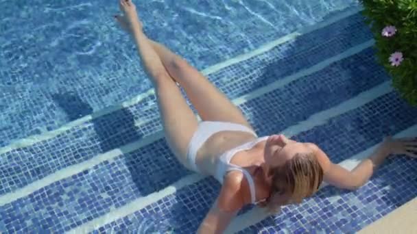 Von Oben Eine Glückliche Schlanke Reisende Badebekleidung Die Schwimmbad Liegt — Stockvideo