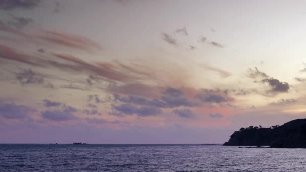 Île Sombre Entourée Vagues Mousseuses Sous Ciel Nuageux — Video