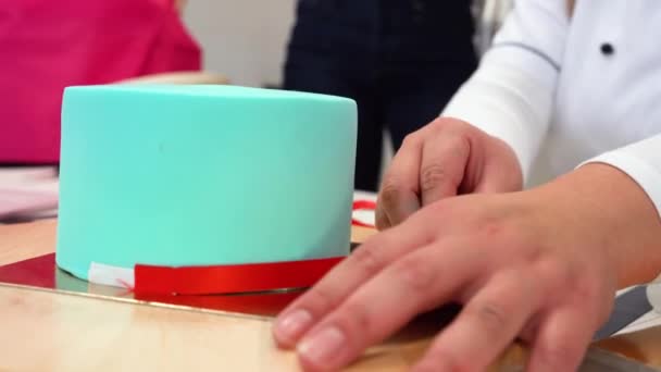 ベーカリーワークショップでケーキを作る女性のクローズアップ映像 — ストック動画