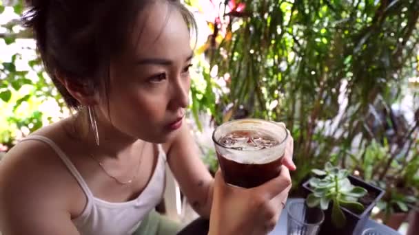 Γκρο Πλαν Άποψη Της Όμορφης Ασιάτισσας Γυναίκα Πίνοντας Παγωμένο Καφέ — Αρχείο Βίντεο