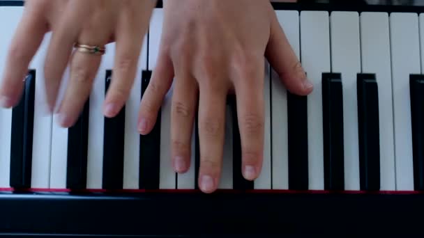 Wanita Muda Bermain Piano — Stok Video