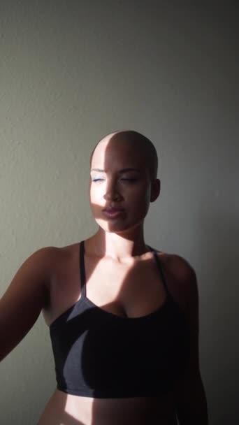 Side Syn Omtänksam Afroamerikansk Kvinna Med Skallig Frisyr Står Nära — Stockvideo