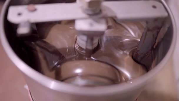 Ylhäältä Prosessi Conching Puhdistus Luonnon Sulanut Suklaa Metalli Kulhoon Makeiset — kuvapankkivideo
