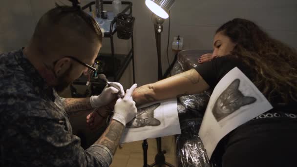 Tattoo Artist Making Tattoo Forearm Young Woman Studio — Stock Video