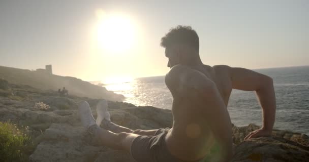 Visão Traseira Treinamento Atleta Masculino Sem Camisa Focado Praia Fazendo — Vídeo de Stock