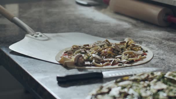 Анонимный Повар Металлической Лопатой Берет Традиционную Итальянскую Сырую Пиццу Приготовленную — стоковое видео