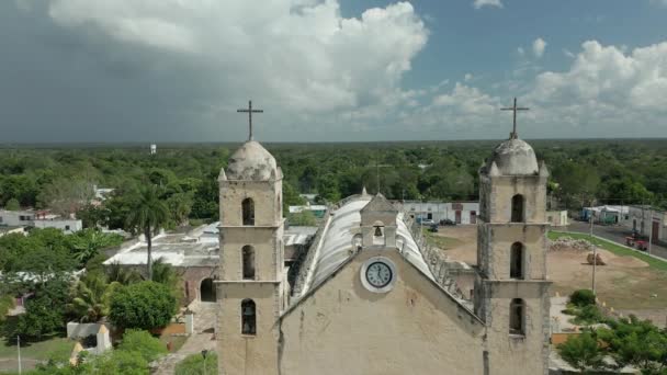 Drone Θέα Θεαματικό Τοπίο Της Πόλης Ιστορική Εκκλησία Shabby Πρόσοψη — Αρχείο Βίντεο