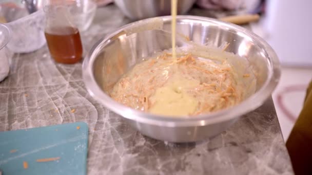 Περικοπή Αγνώριστος Μάγειρας Ρίχνει Συστατικά Μεταλλικό Μπολ Ζύμη Καρότα Ενώ — Αρχείο Βίντεο