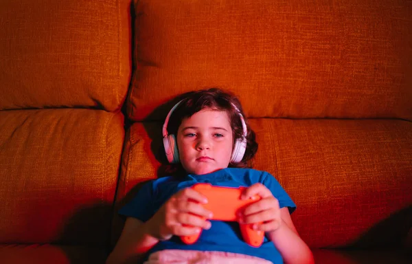 Fille Bouleversée Dans Les Écouteurs Jouer Jeu Vidéo Intéressant Avec — Photo