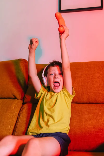 Radostný Chlapec Bezdrátových Sluchátek Gamepad Zvedání Paže Rozrušení Při Hraní — Stock fotografie