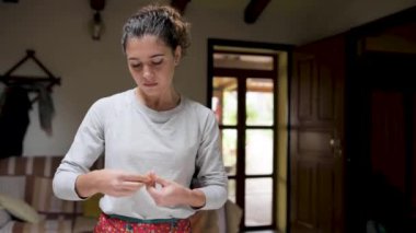 Geleneksel İtalyan tortellini ile evde duran bir kadın.