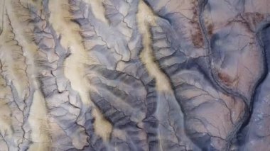 Amerika Birleşik Devletleri Utah 'taki kum taşı kayalıklarının sert yüzeyi ile vahşi dağlık vadinin havadan manzarası.