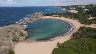 Manati 'nin kayalık kıyılarındaki kumlu tropik Playa Mar Chiquita plajının sonsuz mavi Atlantik Okyanusu manzarası