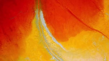 Güneşli bir günde Minas de Riotinto kasabasındaki maden parkındaki renkli nehirlerin ve kumlu arazilerin nefes kesici insansız hava aracı görüntüsü