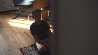 Evde video oyunu oynayan mutlu genç çocuğun portresi