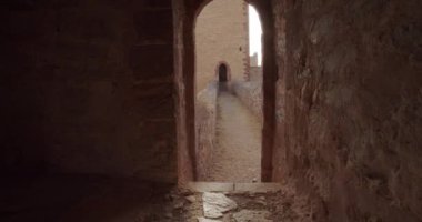 Ağır çekimde kemerli kapıları olan eski antik kale kuleleri arasındaki dar taş geçit.