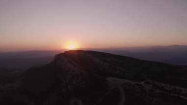 Dağlarda güzel bir gün batımı. Doğa