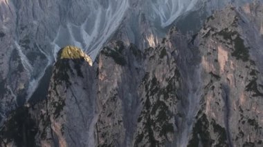 Dolomitler İtalya 'sında güneşli bir günde muazzam kayalık sıradağların engebeli manzarası nefes kesici.