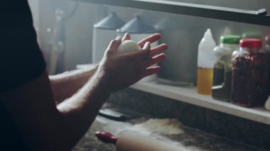 Çağdaş kafe mutfağında yemek pişirirken yumuşak hamurdan topa şekil veren tanınmayan erkek şef.