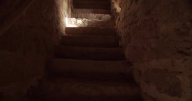 Eski binanın kemerli kapısına çıkan eski dar merdiven manzarasını kaldır