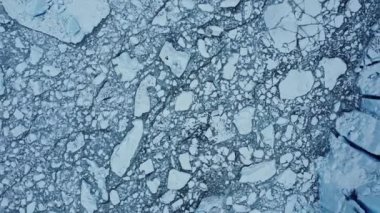 Vatnajokull Ulusal Parkı 'nda karla kaplı manzaralı dağ yamacı soyut bir arka plan olarak gösteriliyor.